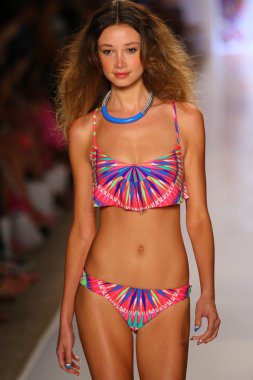 Mara Hoffman yüzmek defile