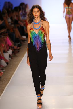 Mara Hoffman yüzmek defile