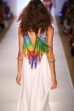 Mara Hoffman yüzmek defile