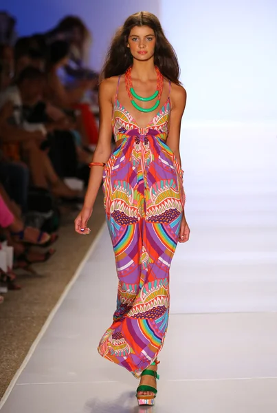 Mara Hoffman yüzmek defile