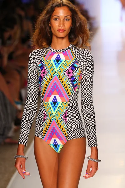 Mara Hoffman yüzmek defile