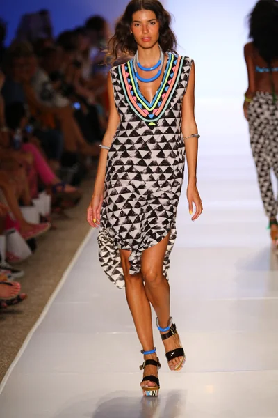 Mara Hoffman yüzmek defile