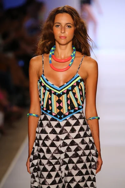 Mara Hoffman yüzmek defile