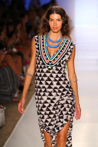 Mara Hoffman yüzmek defile