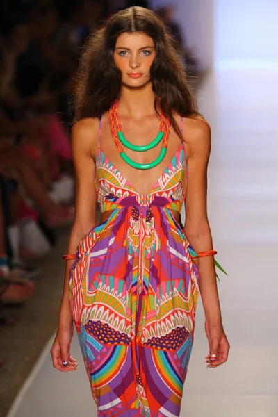 Mara Hoffman yüzmek defile