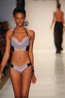 Dolores Cortes defile