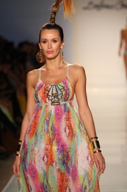 Dolores Cortes defile