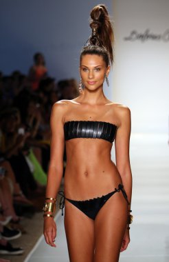 Dolores Cortes defile