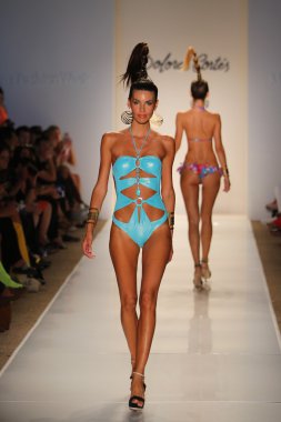 Dolores Cortes defile