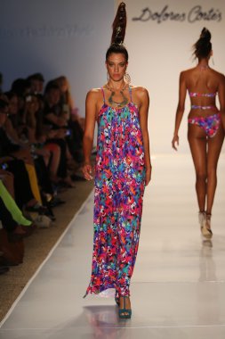 Dolores Cortes defile