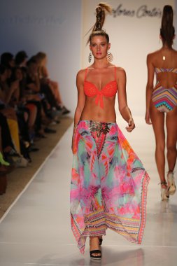 Dolores Cortes defile