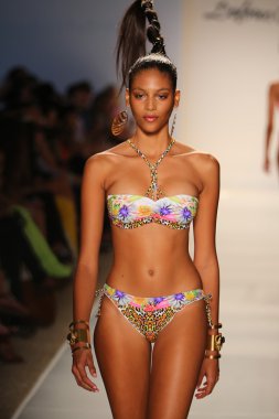 Dolores Cortes defile