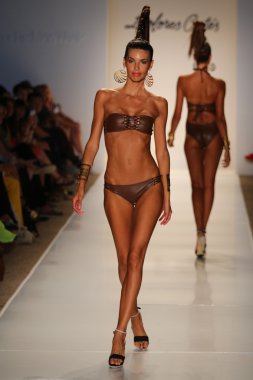 Dolores Cortes defile