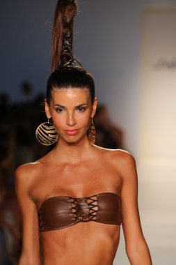 Dolores Cortes defile