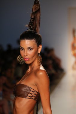 Dolores Cortes defile