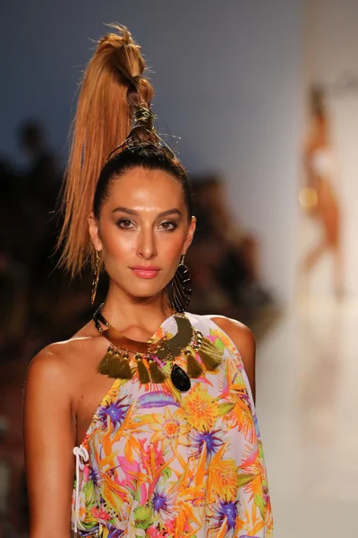 Dolores Cortes fashion show — Stock Photo, Image