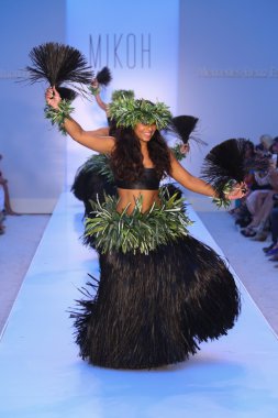 Mikoh yüzmek defile