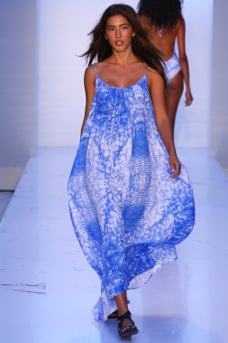 Mikoh yüzmek defile