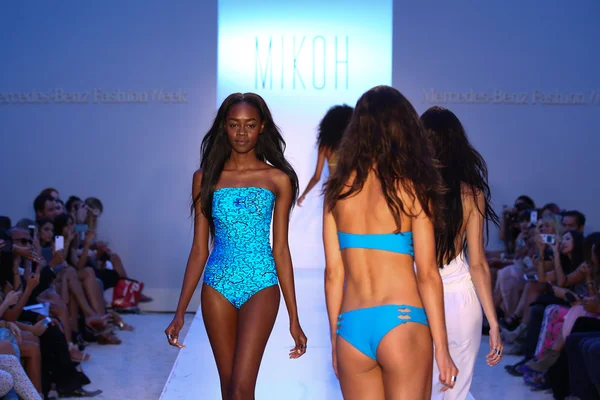 Mikoh Swim desfile de moda — Fotografia de Stock