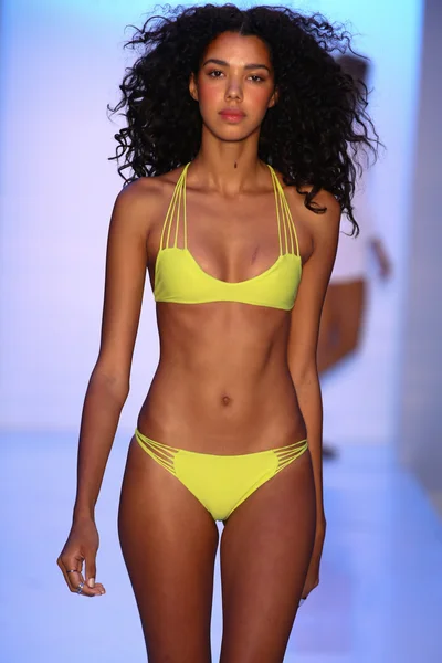 Mikoh Swim desfile de moda — Foto de Stock