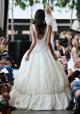 Delphine Manivet pist Show