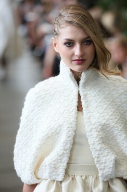 Delphine Manivet pist Show