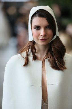 Delphine Manivet pist Show