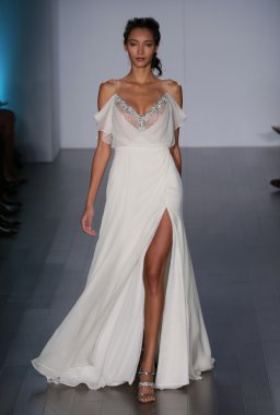 Alvina Valenta defile