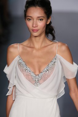 Alvina Valenta defile