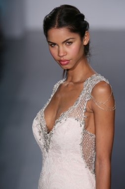 Alvina Valenta defile