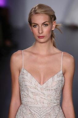 Hayley Paige defile