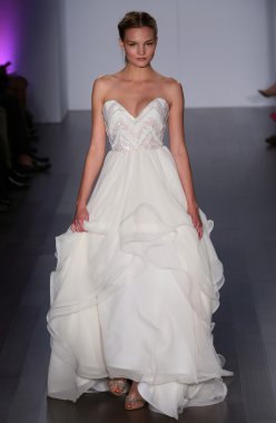 Hayley Paige defile