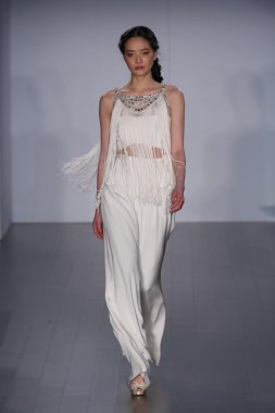 Hayley Paige defile