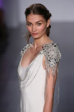 Hayley Paige defile