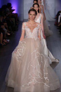 Jim Hjelm defile
