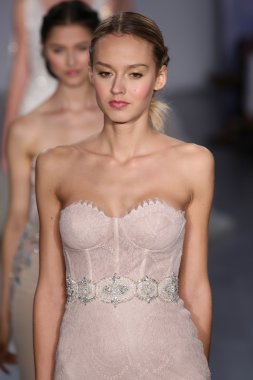 Lazaro defile