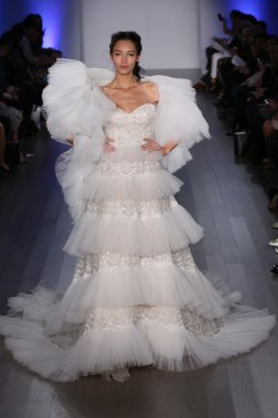 Lazaro defile