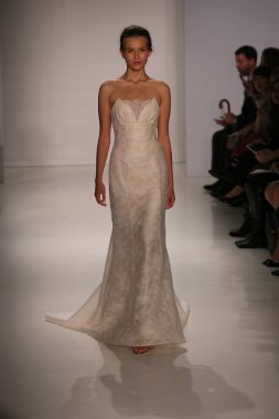 Amsale defile