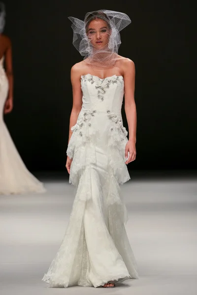 Badgley Mischka sfilata di moda — Foto Stock