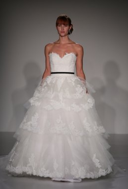 Sottero ve Midgley defile