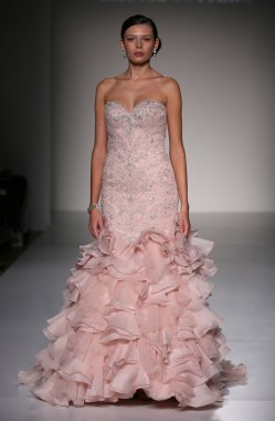 Sottero ve Midgley defile