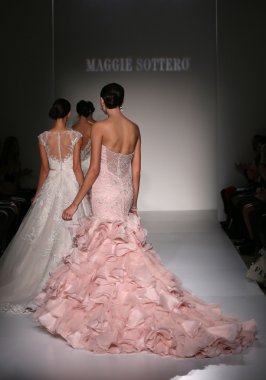 Sottero ve Midgley defile
