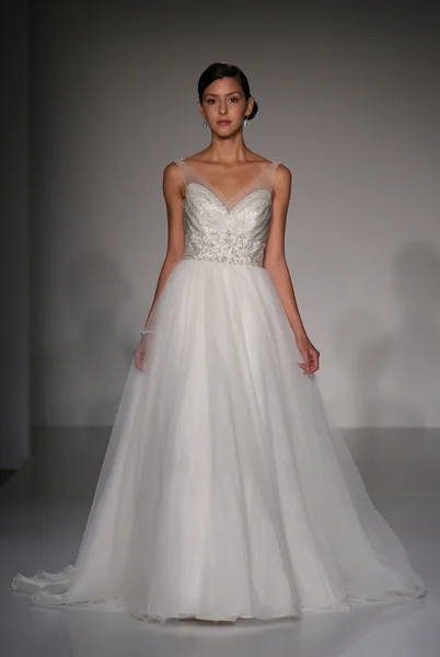 Desfile de moda de Sottero y Midgley — Foto de Stock