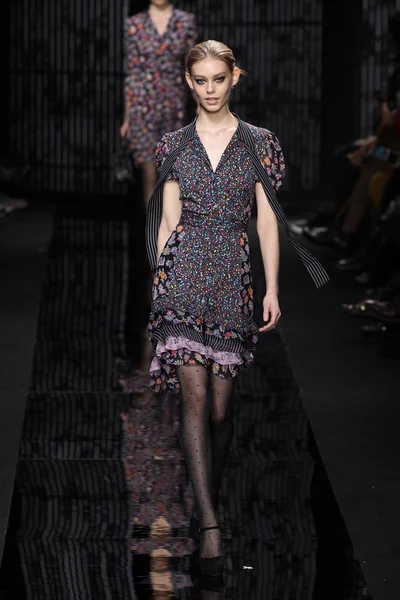 Diane Von Furstenberg defile