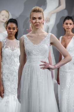 Tony Ward şerefine: Özel gelinlik koleksiyonu