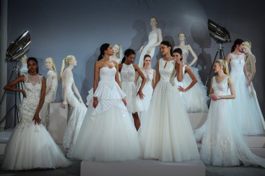 Tony Ward şerefine: Özel gelinlik koleksiyonu