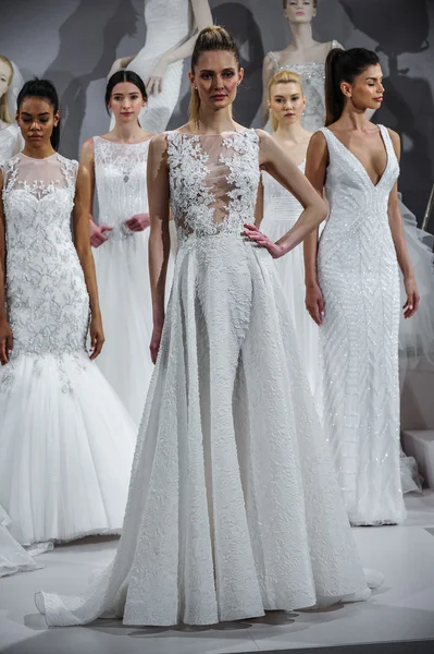 Toast naar Tony Ward: Speciale Bridal Collection — Stockfoto