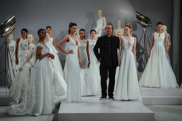 Brindis por Tony Ward: Colección nupcial especial —  Fotos de Stock