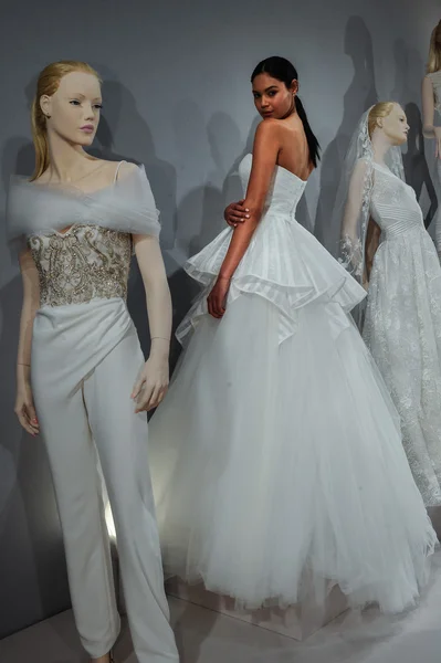 Toast naar Tony Ward: Speciale Bridal Collection — Stockfoto