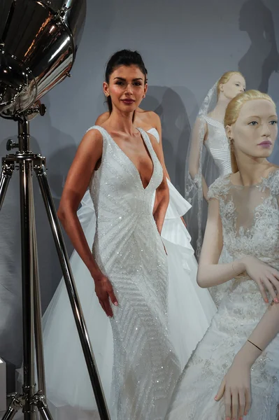 Toast naar Tony Ward: Speciale Bridal Collection — Stockfoto